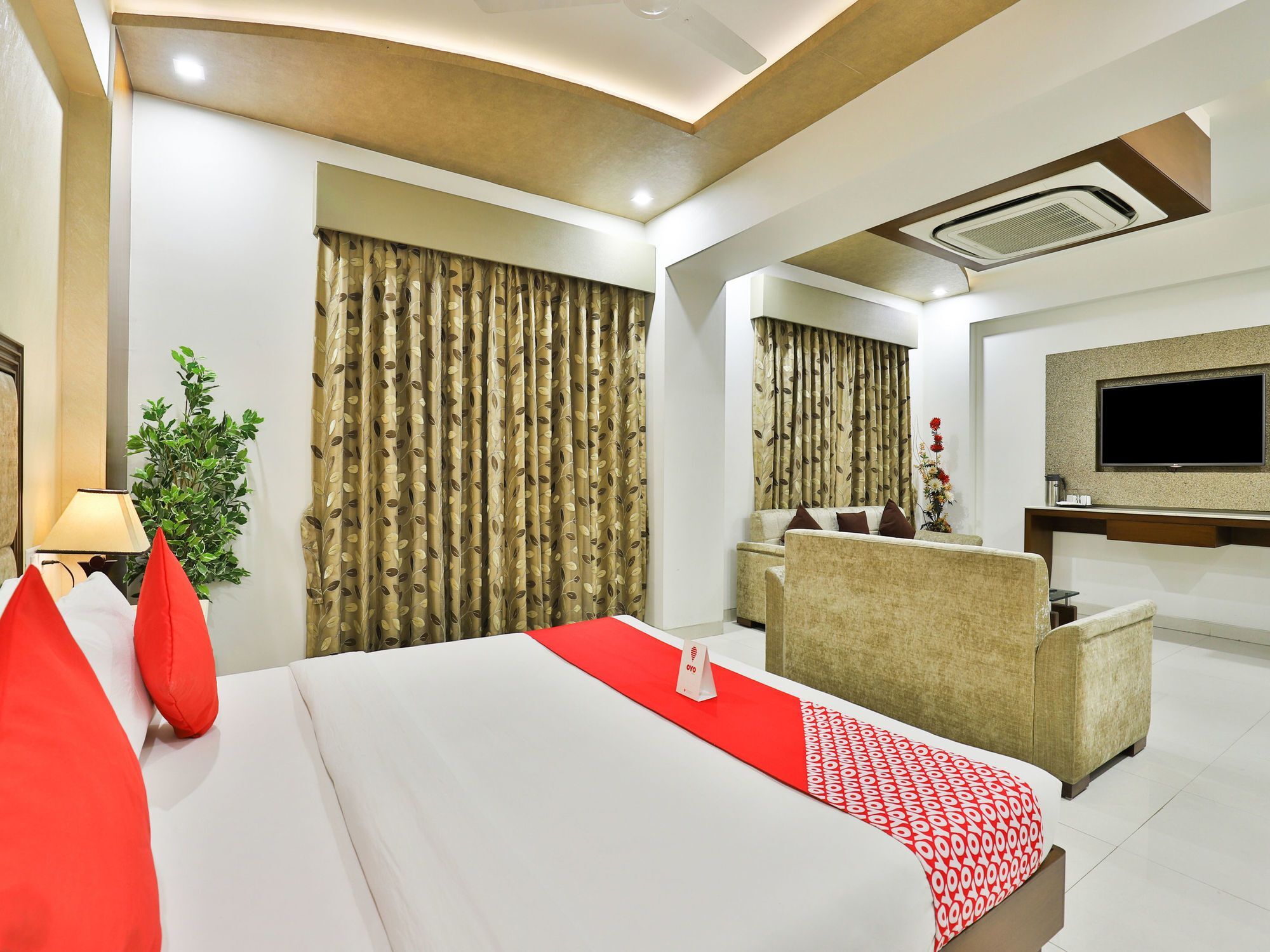 Oyo 13253 The Grand Vinayak Hotel Ahmedabad Exterior foto