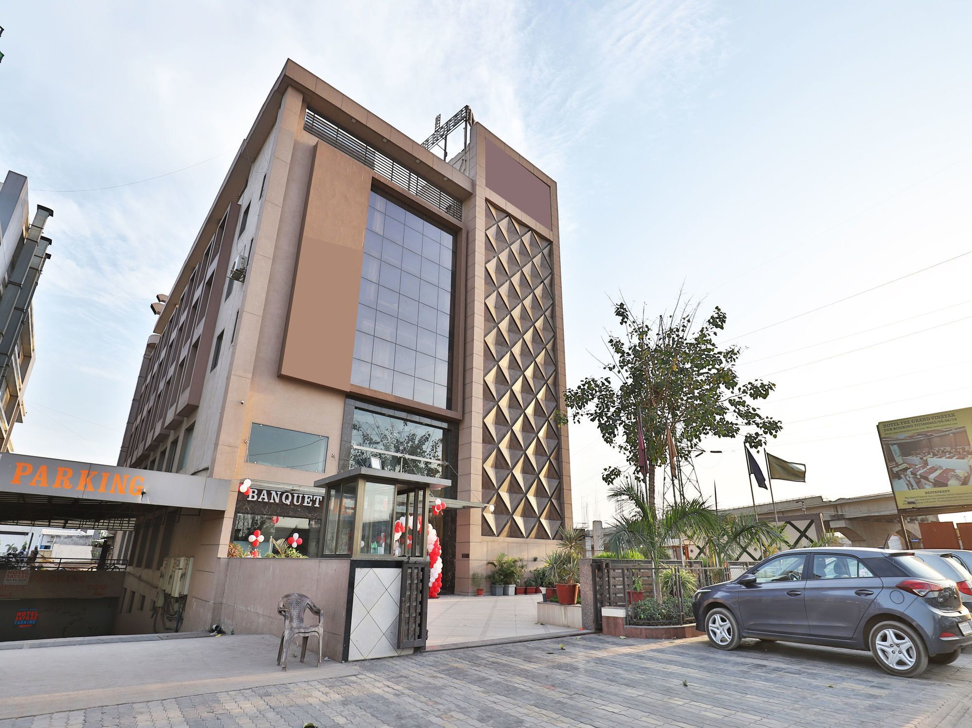 Oyo 13253 The Grand Vinayak Hotel Ahmedabad Exterior foto